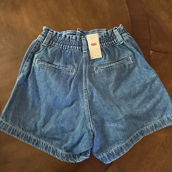 Levi's Cinched Shorts, size 26 NEW WITH TAGS! - Picture 4 of 5